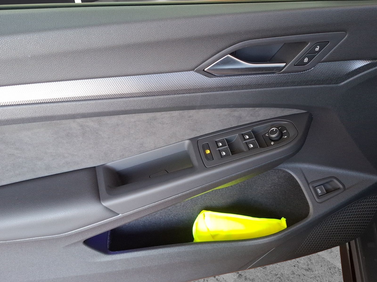 Fahrzeugabbildung Volkswagen Golf VIII Variant eTSI R-Line DSG LED Navi AID A