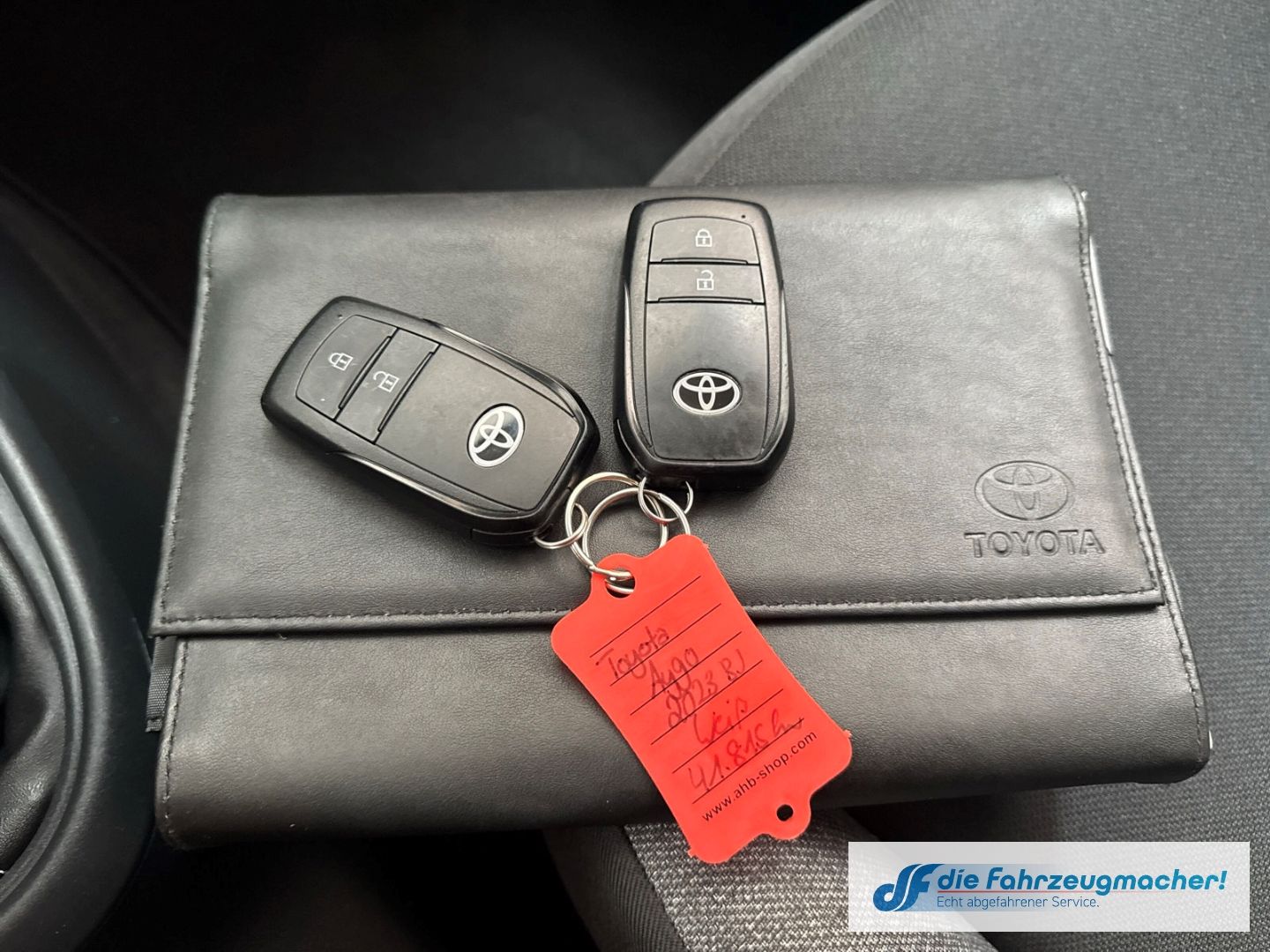 Fahrzeugabbildung Toyota Aygo X Play Apple CarPlay Android Auto Mehrzonen