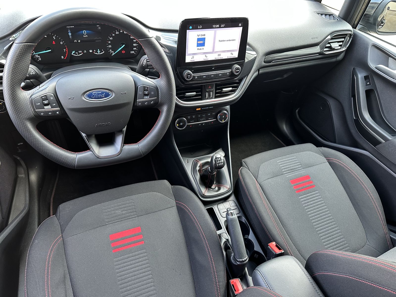 Fahrzeugabbildung Ford Fiesta 1.0 EcoBoost ST-Line NAV+LED+CARPLAY+DAB