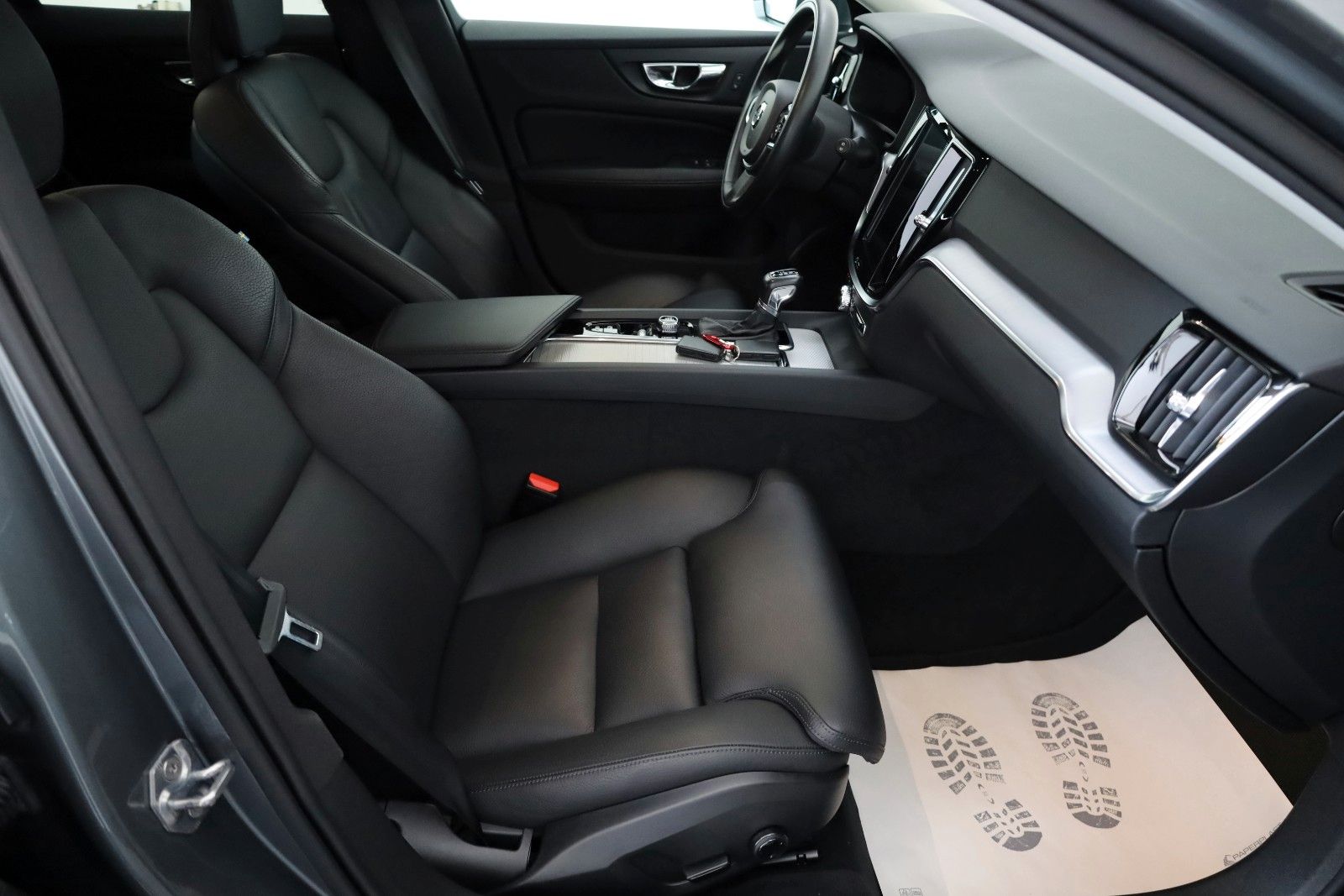 Fahrzeugabbildung Volvo V60 Momentum Leder,Navi,LED,ACC,Kamera,SH,SR+WR