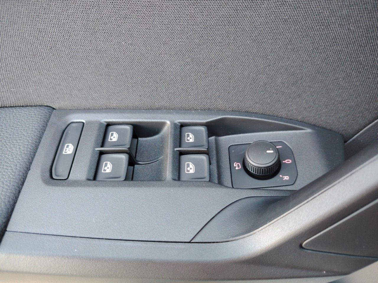 Fahrzeugabbildung SEAT Arona FR TSI DSG Black Edition AHK