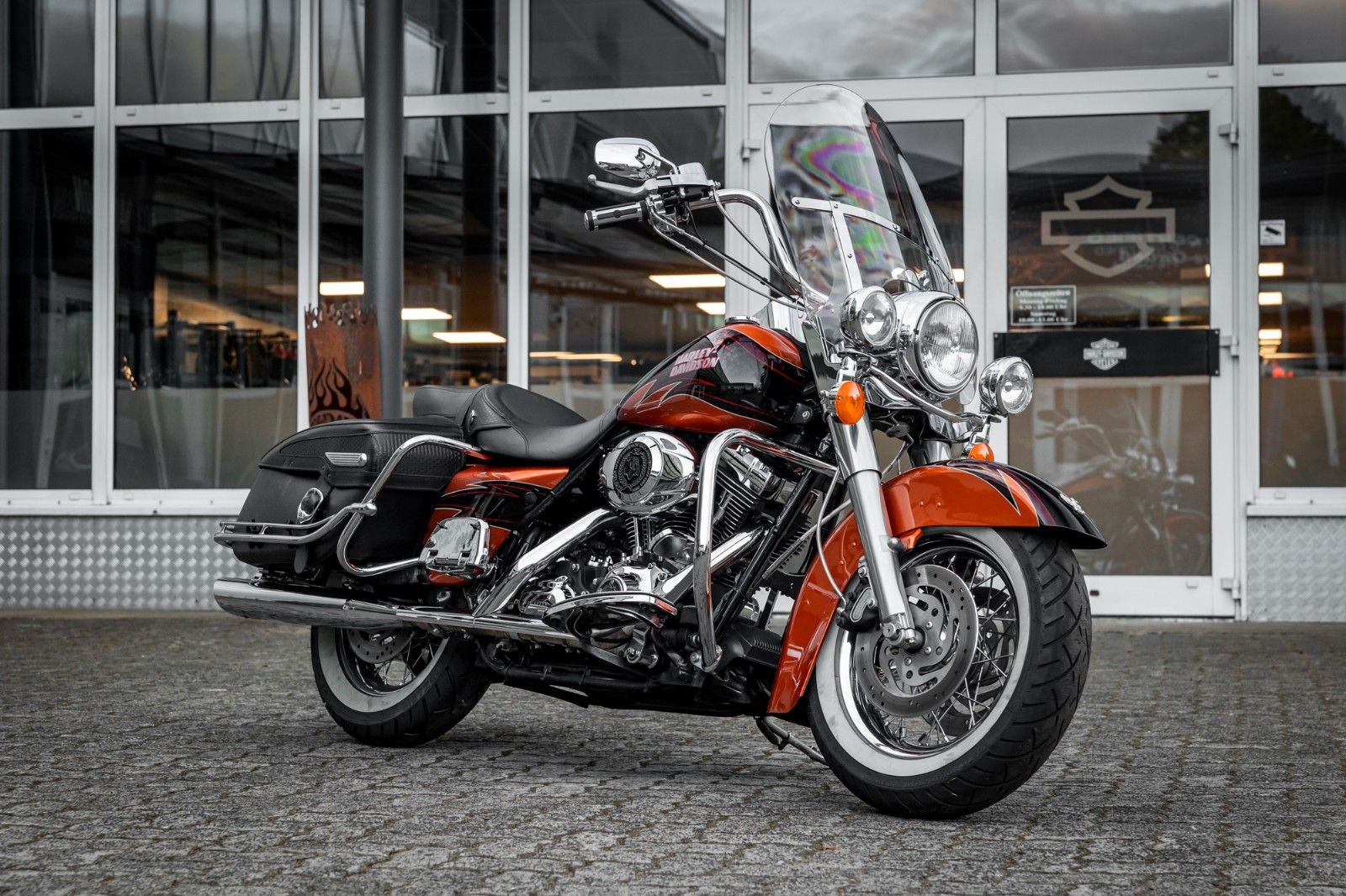 Fahrzeugabbildung Harley-Davidson FLHRC Road King Classic - BLACK BEAR - SELTEN