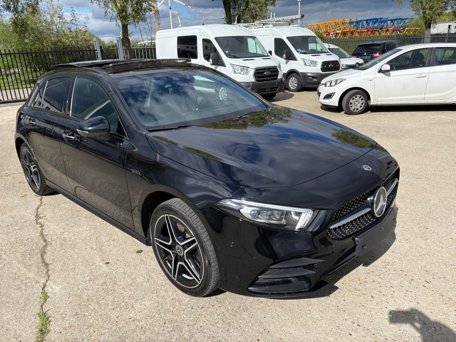 Mercedes-Benz A 250e AMG NIGHT PAKET / PANO / MULTIBEAM