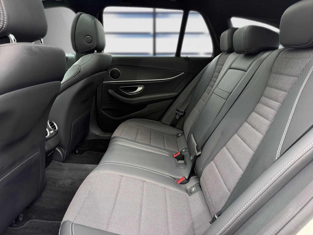 Fahrzeugabbildung Mercedes-Benz E 300 de 4M T NIGHT+AHK+PANO+360°+EASYPACK+