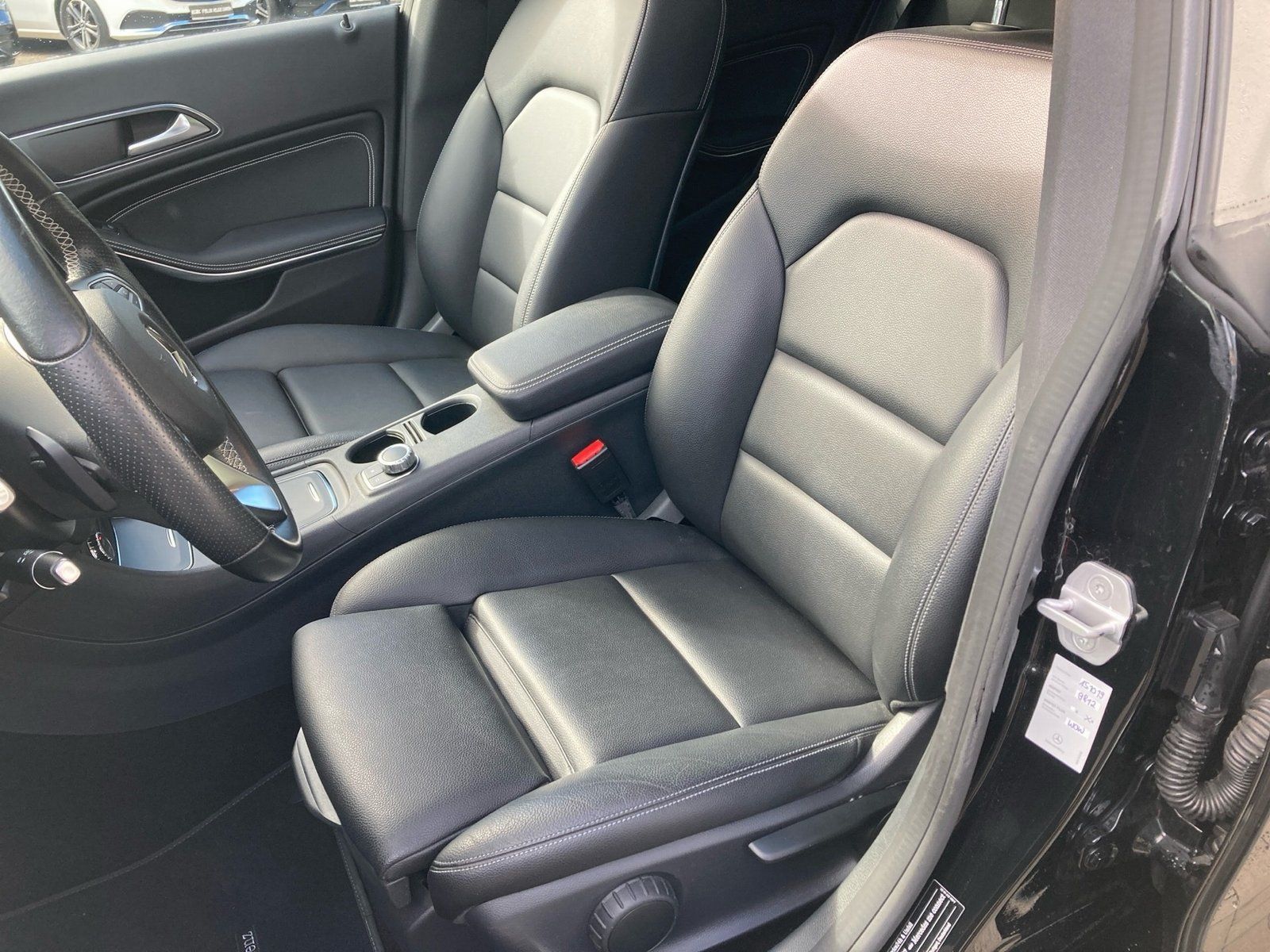 Fahrzeugabbildung Mercedes-Benz CLA 200 Urban*Panorama*Kamera*AHK*LED*Standheiz*