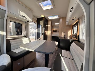 Sunlight Adventure T 69LC 8G Combi 6E SAT TV Heckstützen