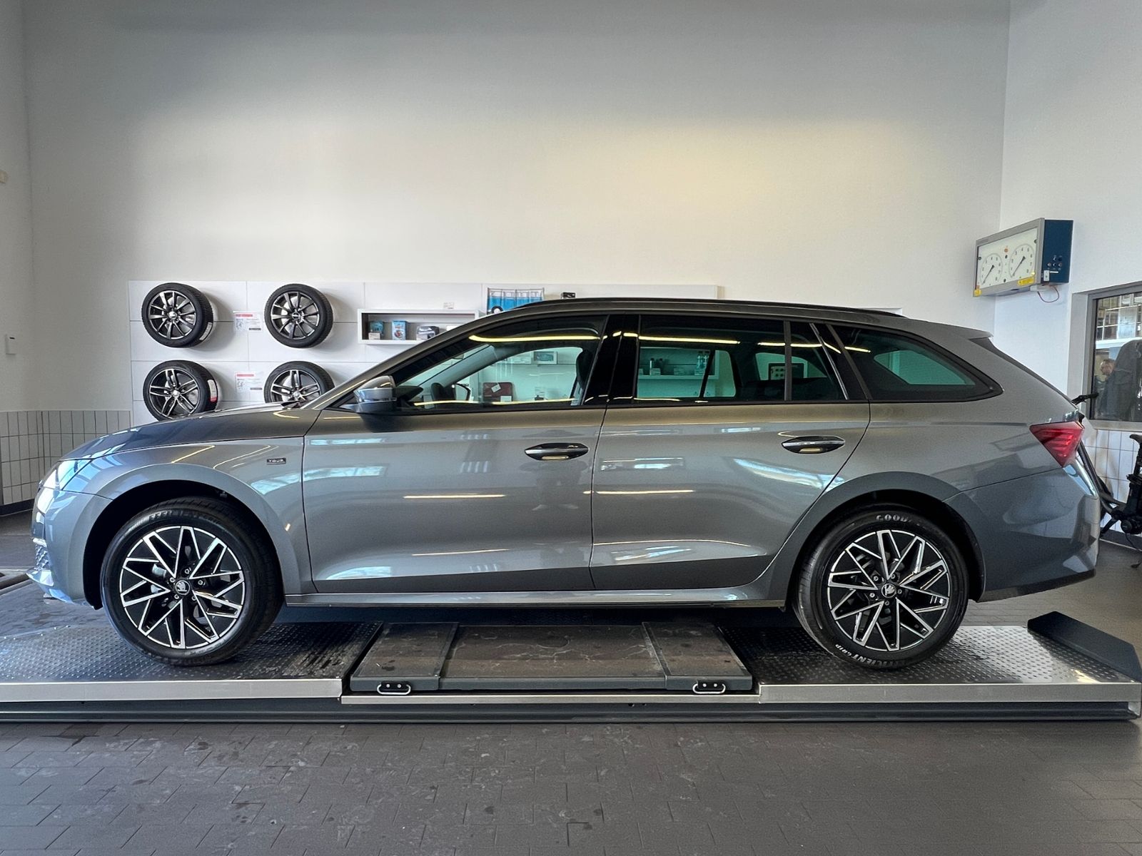Fahrzeugabbildung SKODA Octavia Combi TOUR 2.0 TDI DSG *AHK, Travel Assi