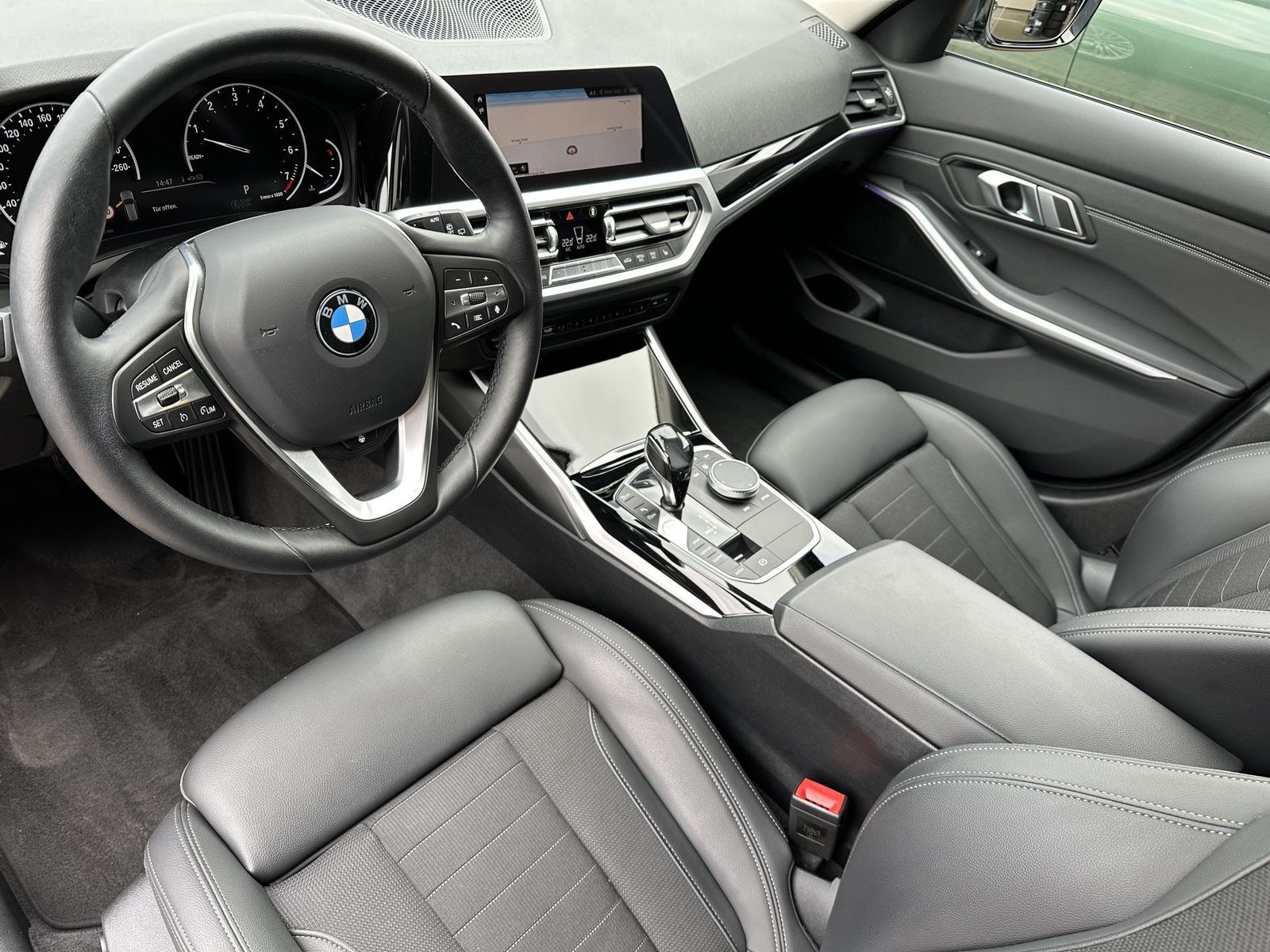Fahrzeugabbildung BMW 320i Touring Sport-Line NAV+LED+TEMPOMAT+KAMERA