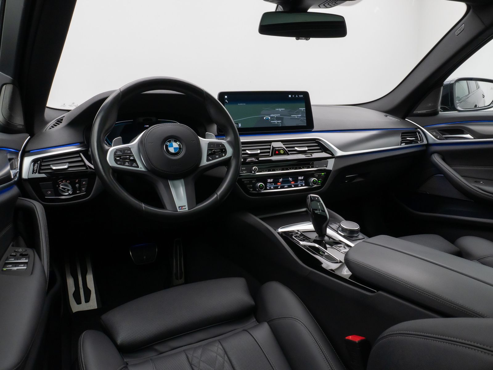 Fahrzeugabbildung BMW 520d xD M Sport Panorama Kamera HUD DAB H/K AHK
