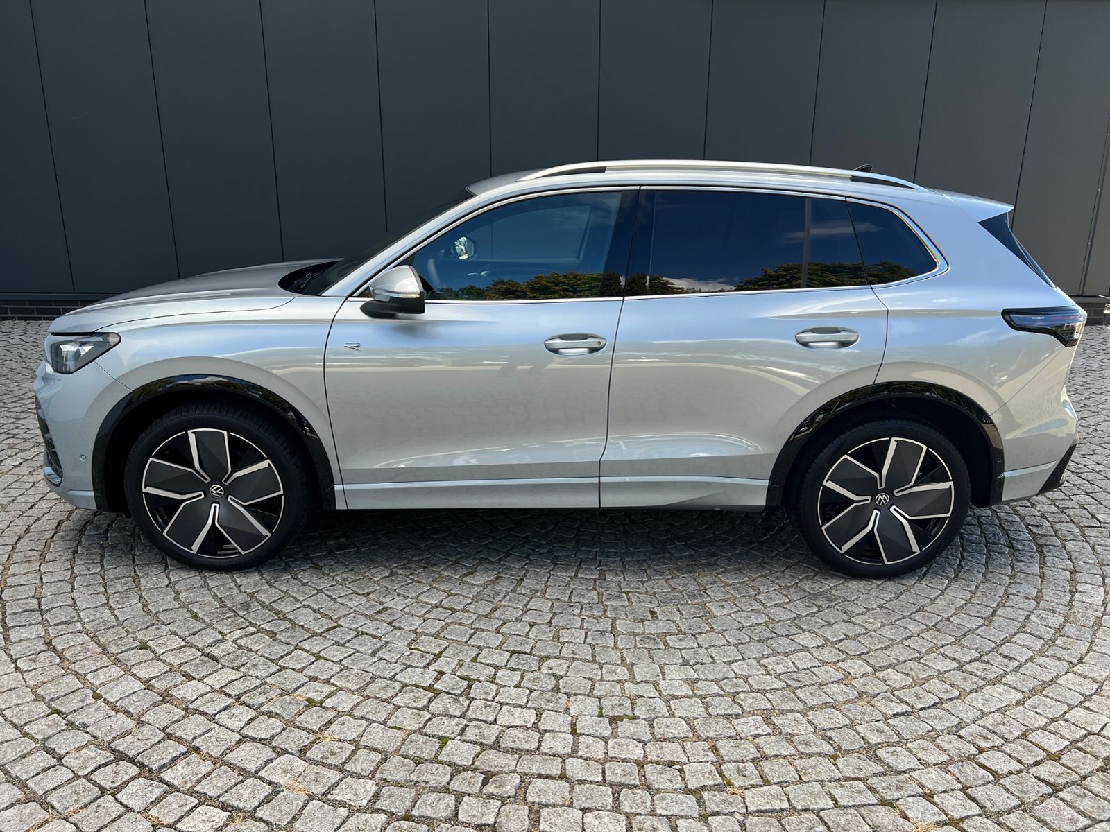 Fahrzeugabbildung Volkswagen Tiguan R-Line 1.5 eTSI DSG *AHK, IQ.Light, Stand