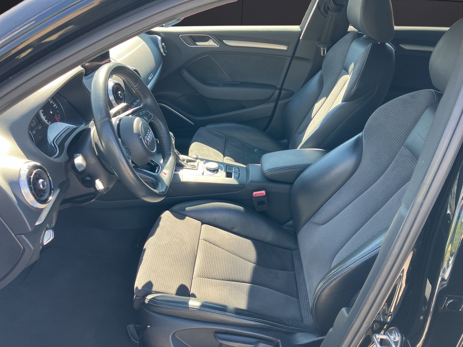 Fahrzeugabbildung Audi A3 Sportback TFSI sport  S-tronic LED NAVI ACC B