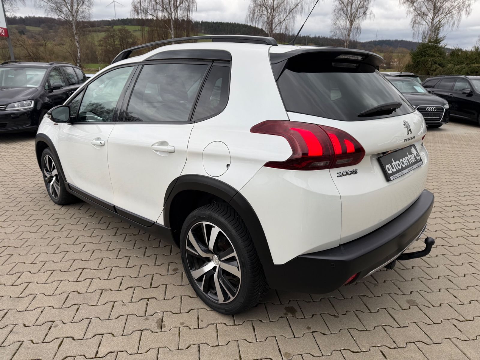 Fahrzeugabbildung Peugeot 2008 GT Line°Automatik°AHK°Pano°Kamera°Leder°