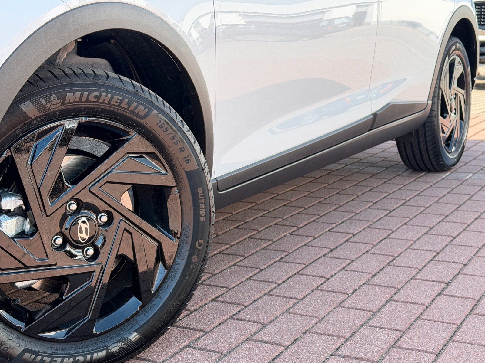 Fahrzeugabbildung Hyundai BAYON 1.0 T-GDI Blackline *Navi*Kamera*BOSE*LED*