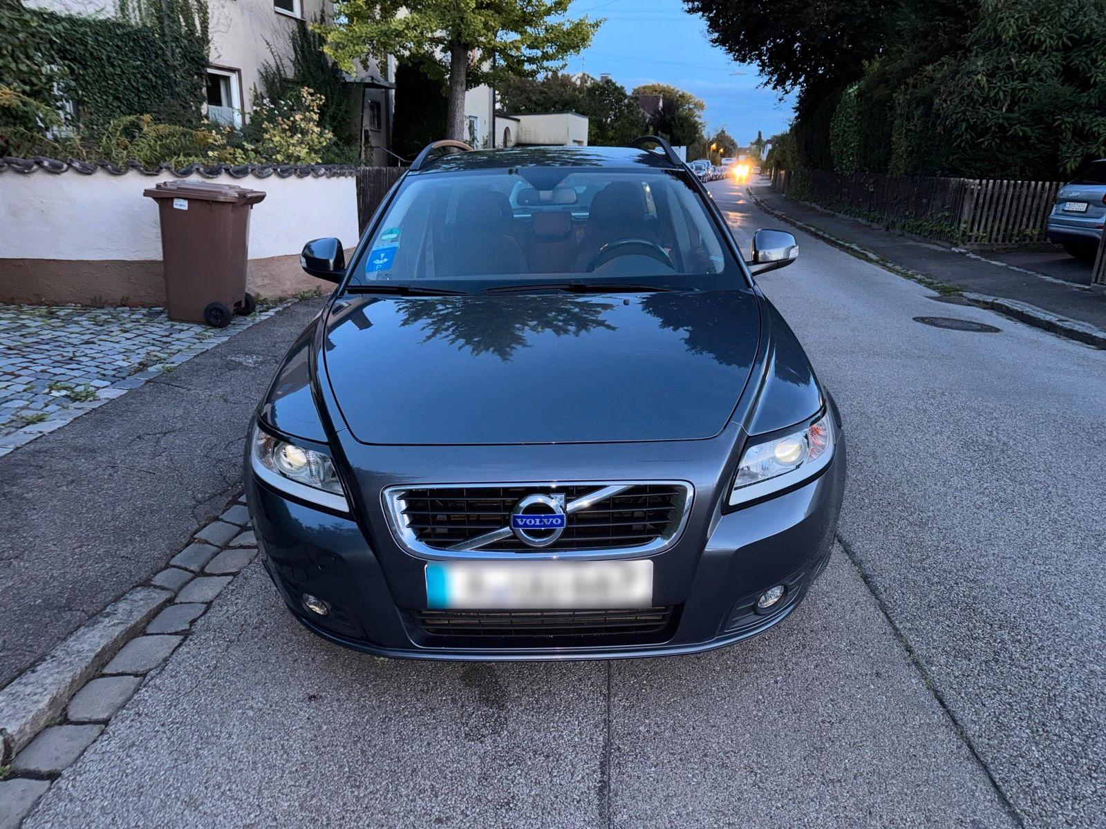 Volvo V50 2011 — rear view