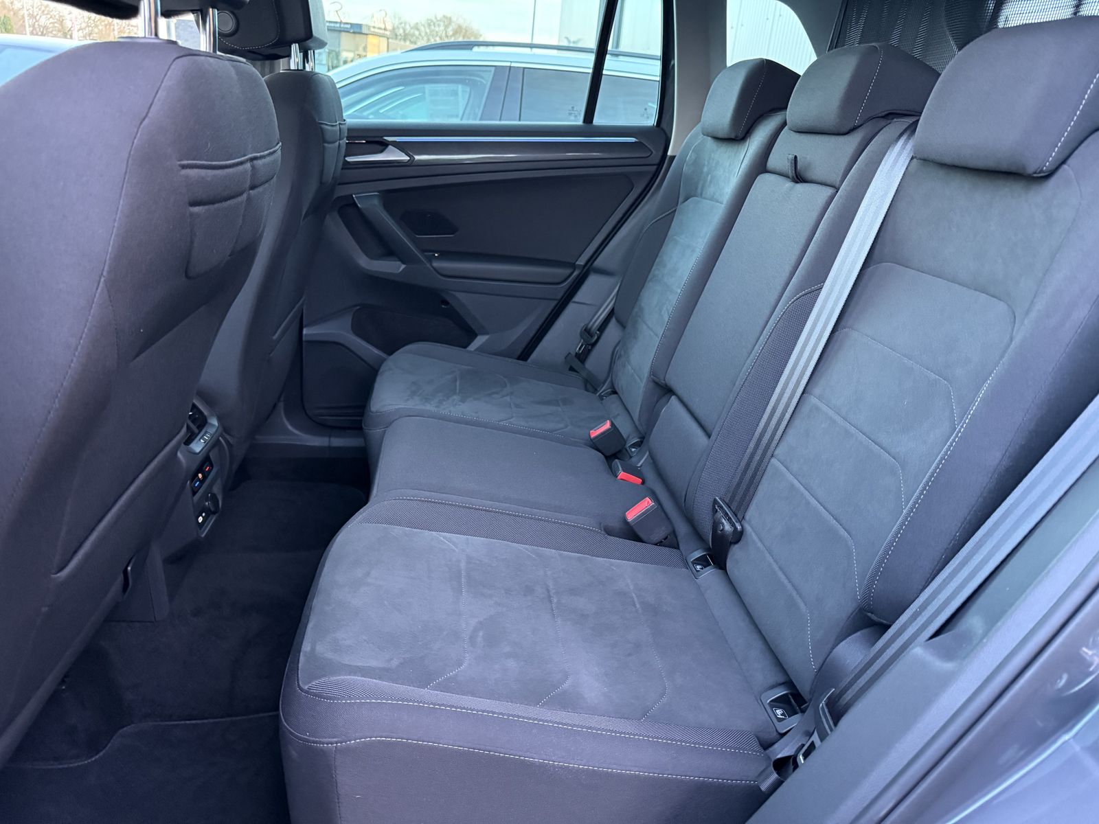 Fahrzeugabbildung Volkswagen Tiguan 2.0 TDI 4M DSG Sport NAV+LED+AHK+VCOCK+PP