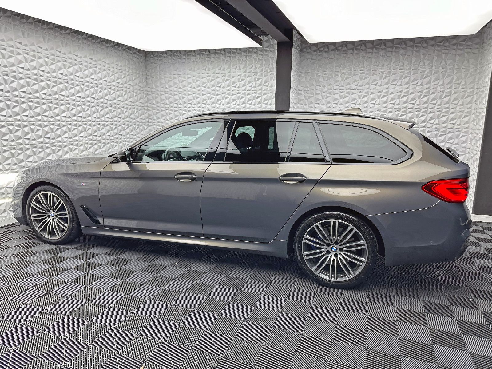 Fahrzeugabbildung BMW 540d XDR/M-PAKET/STANDHZ/3xTV/H&K/PANO/360°/SOFT