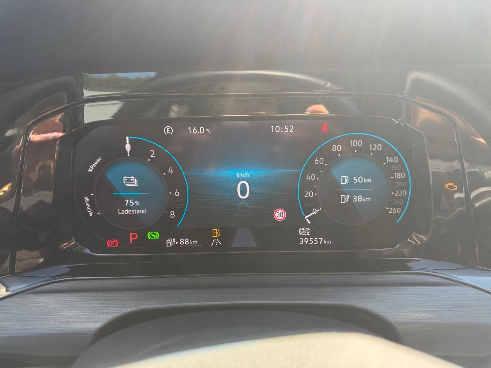 Golf Style Plug-In-Hybrid Navi Panoramadach