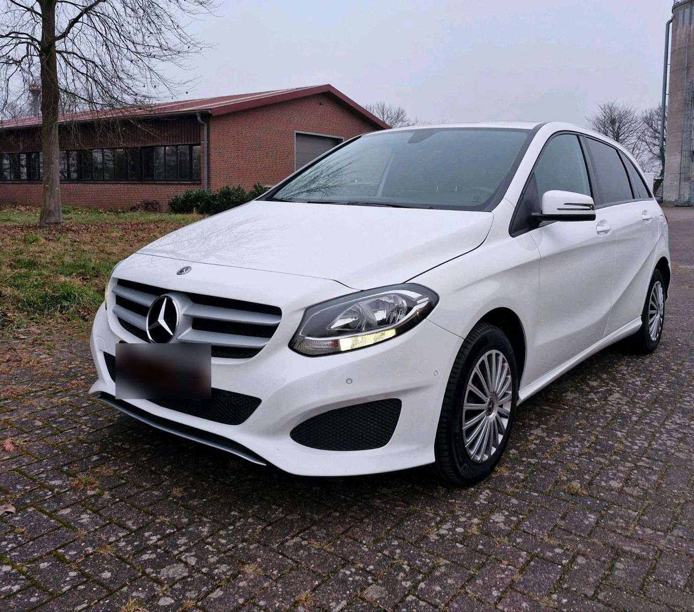 MERCEDES-BENZ B 220