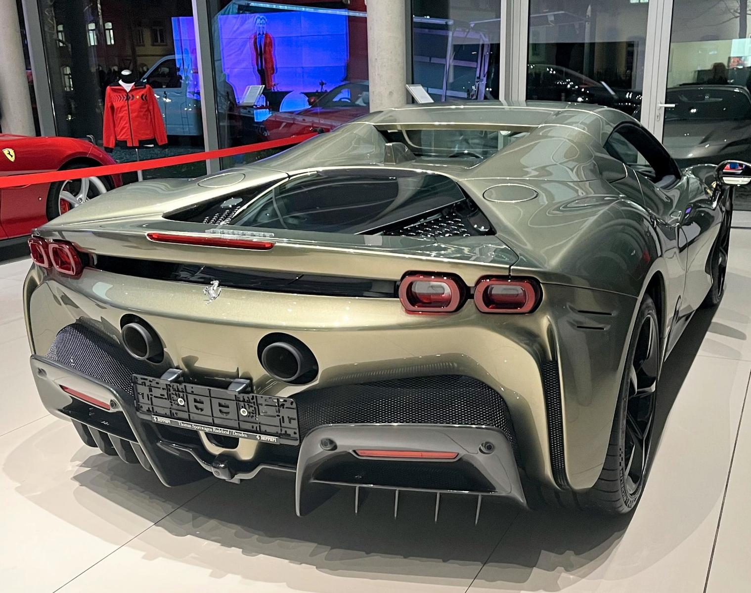 Ferrari Spider in Verde Masoni, NP 582.511 Euro
