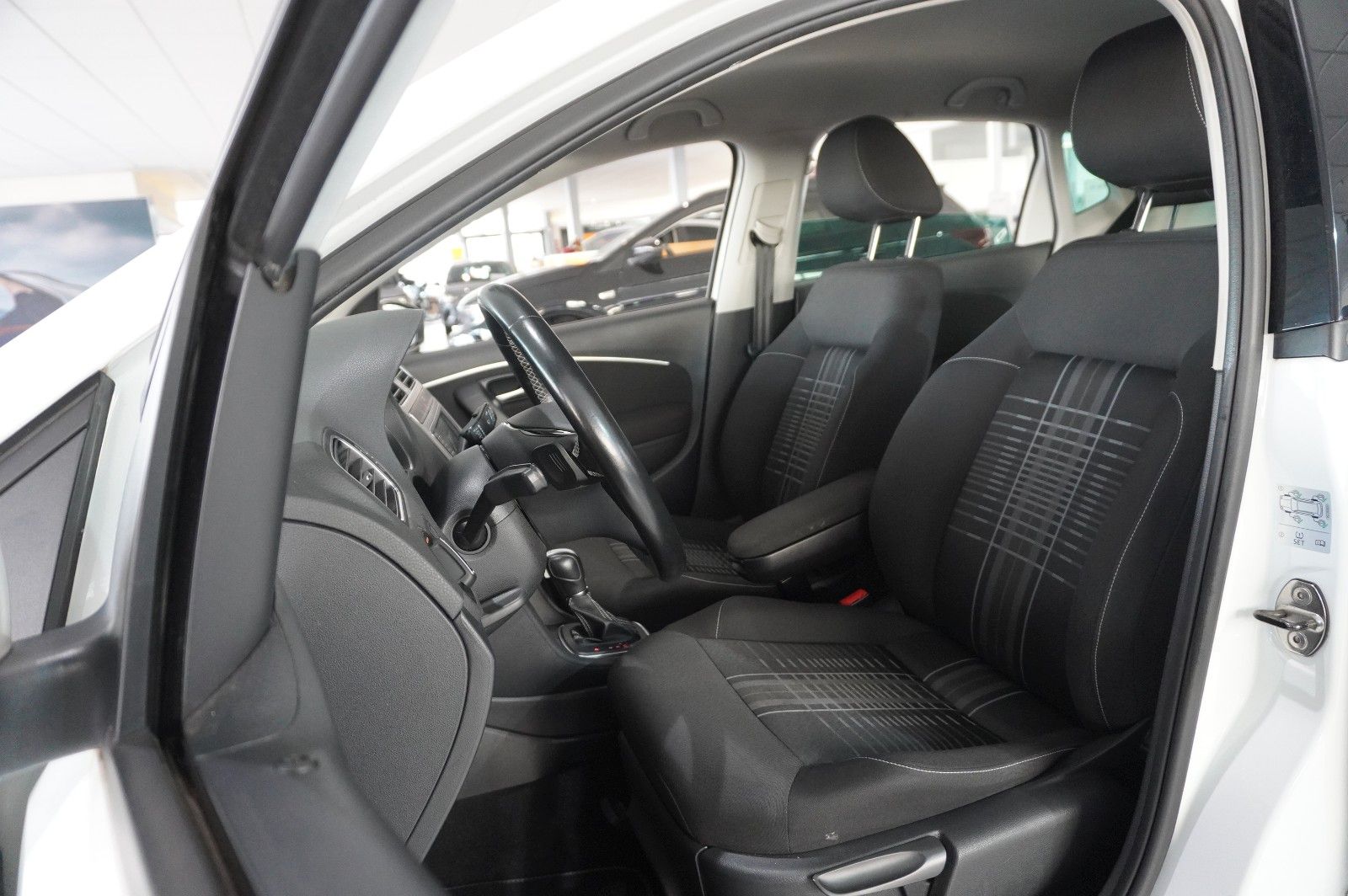 Fahrzeugabbildung Volkswagen Polo V 1.2 TSI LOUNGE DSG NAVI/KLIMA/PDC/TEMP.