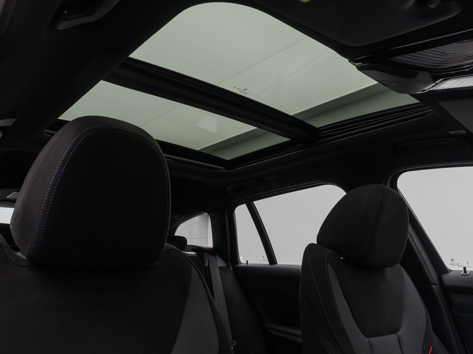 Fahrzeugabbildung BMW 330e M Sport Panorama 360°HUD DAB H/K AHK ACC