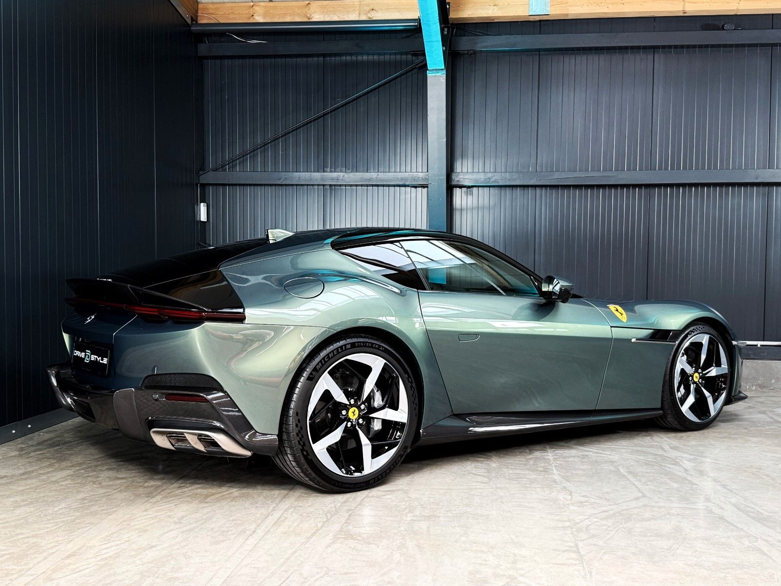 Fahrzeugabbildung Ferrari 12Cilindri + Cabon + Lift + Verde Minerale Metal