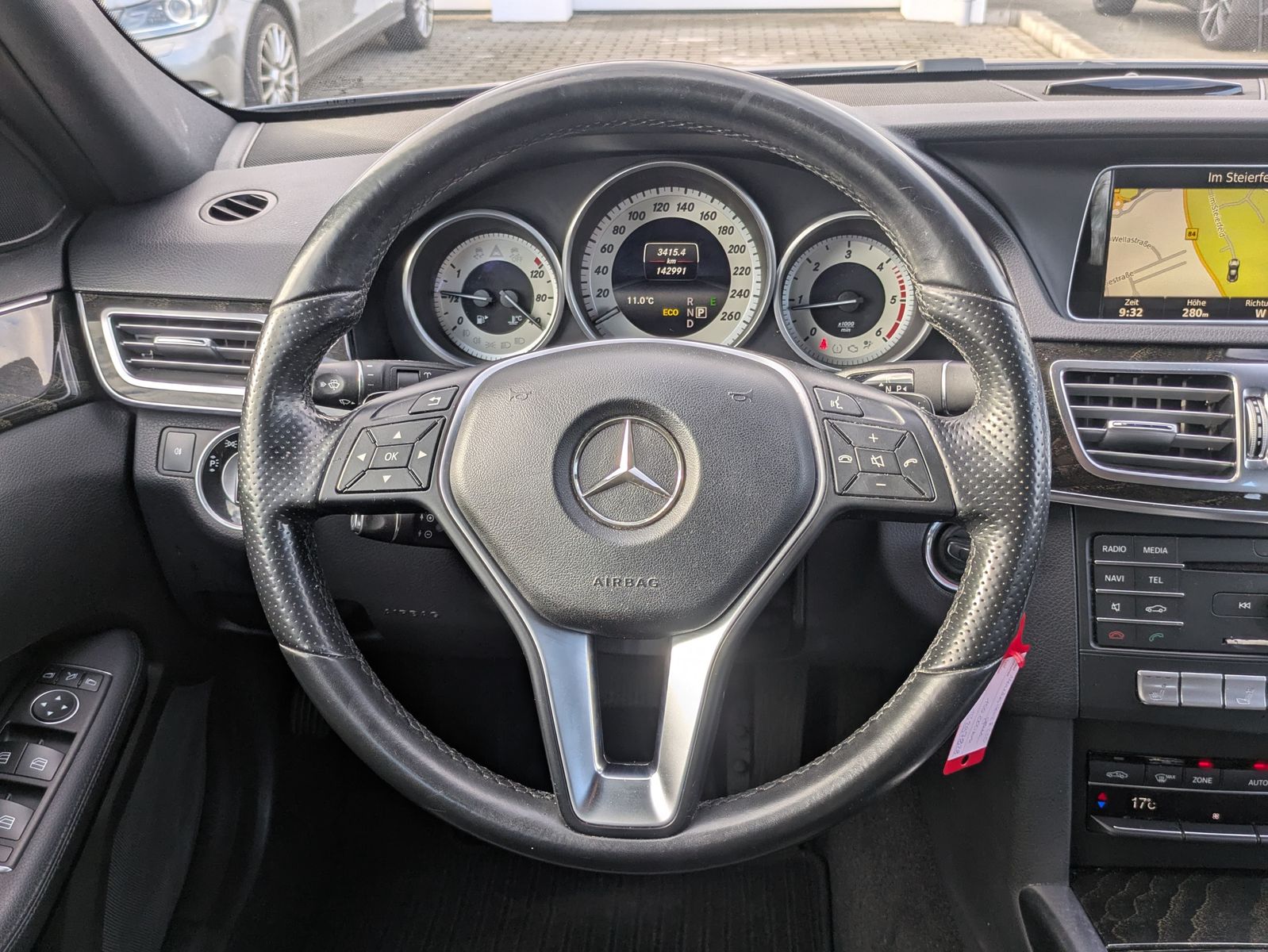 Fahrzeugabbildung Mercedes-Benz E 220 Avantgarde LED*AHK*KAMERA*TEMP*NAVI*SHZ