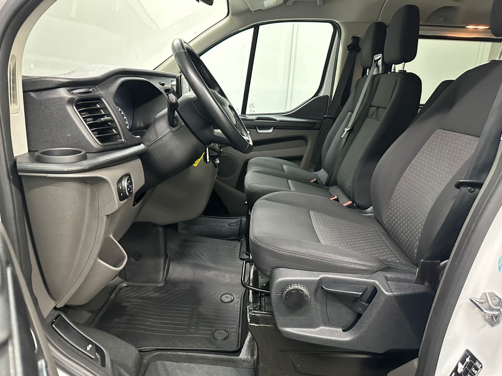 Fahrzeugabbildung Ford Transit Custom 320 L1H1 9-SITZE*2xKLIMA*TEMPO*ZH
