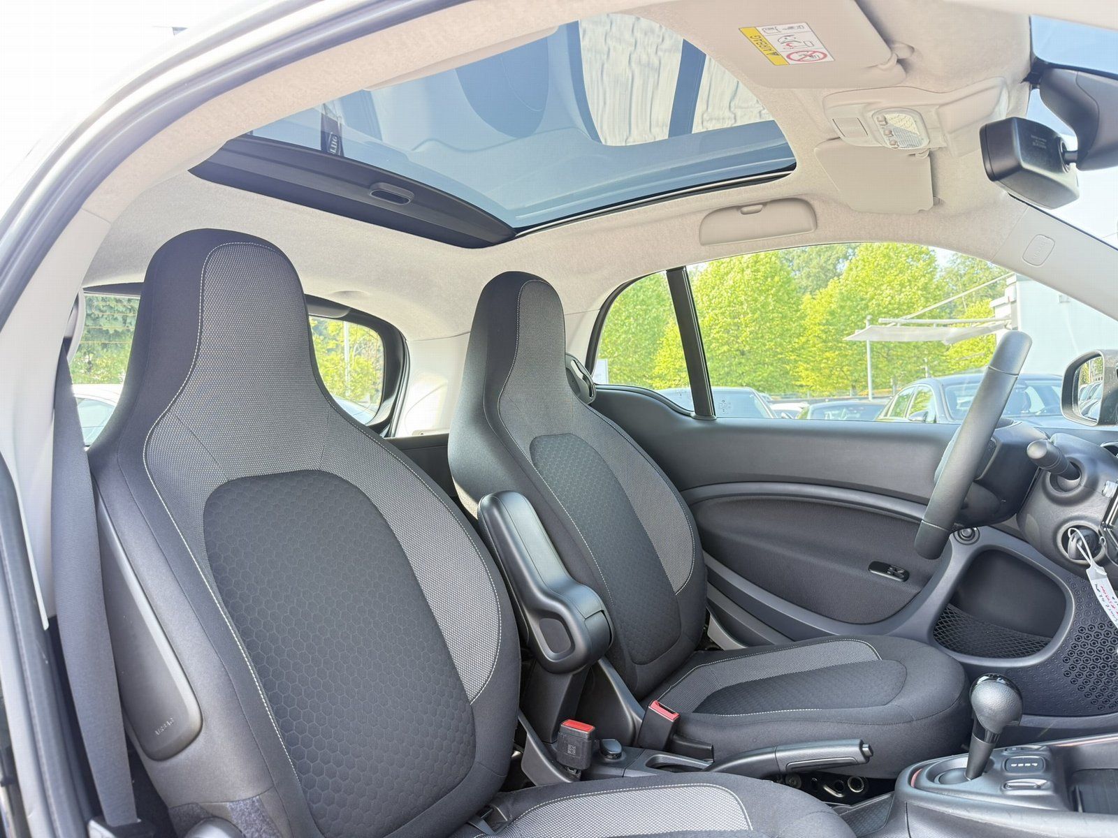Fahrzeugabbildung Smart SMART EQ FORTWO*PANO*AMBIENTE*KAMERA*LED*PDC
