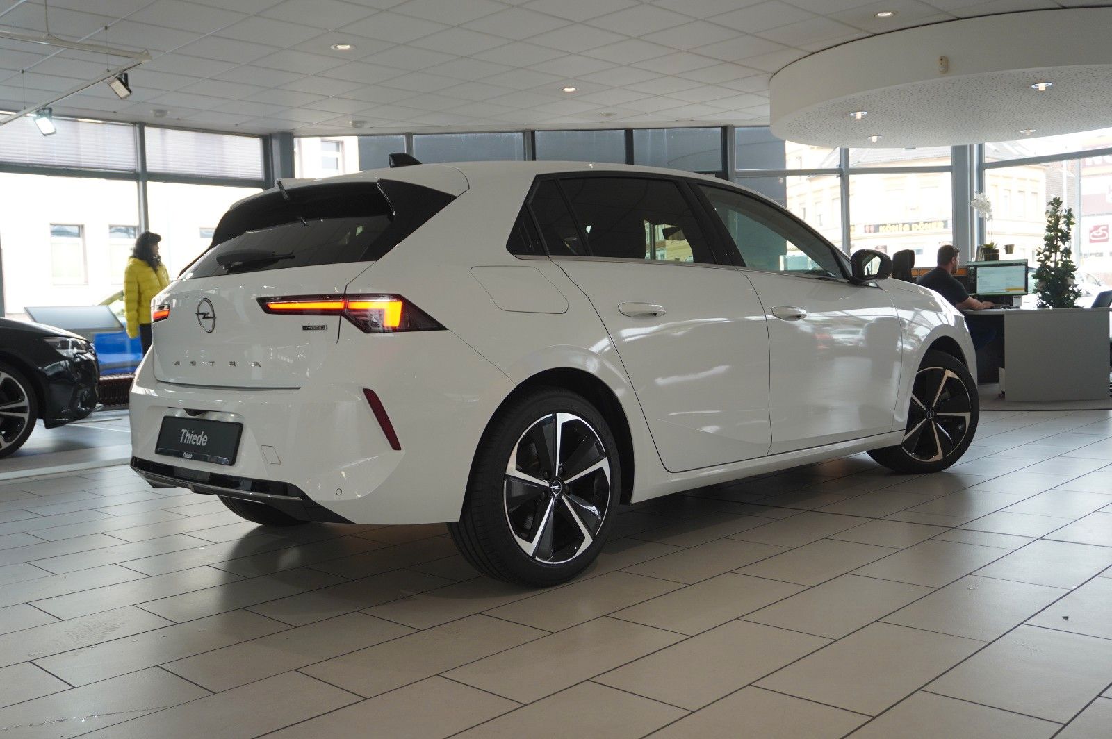 Fahrzeugabbildung Opel Astra L Lim. 1.6 HYBRID ELEGANCE NAVI/LED/KAMERA