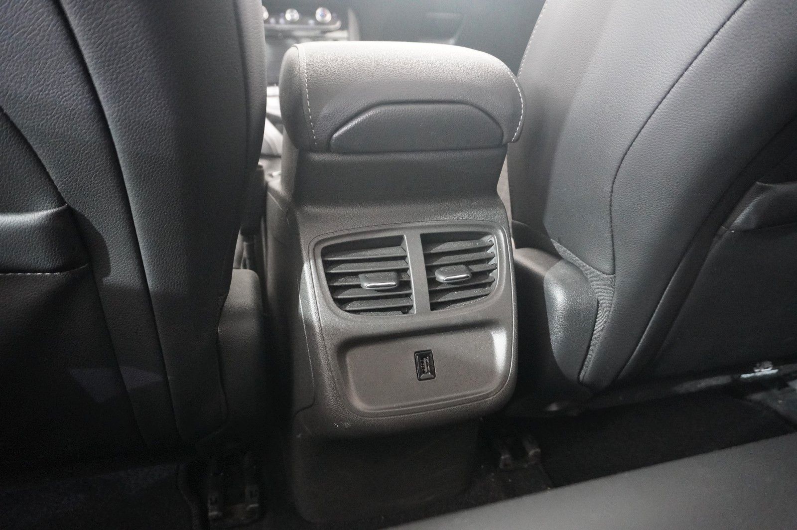 Fahrzeugabbildung Opel Grandland (X) 1.6T HYBRID NAVI/KAMERA/SH/SPORT
