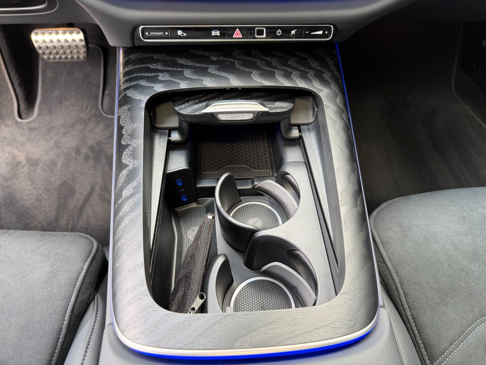 Fahrzeugabbildung Mercedes-Benz E 220 d T AMG Pano+AHK+360°+Distr+Digital+20"
