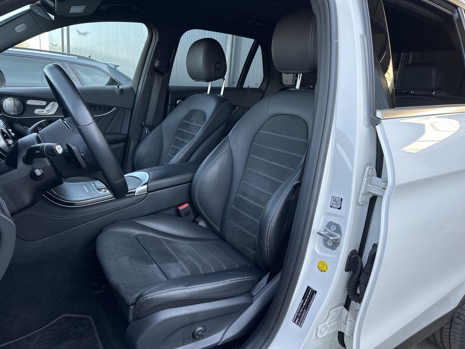 Fahrzeugabbildung Mercedes-Benz GLC 300d 4M AMG-Line NAV+LED+BURMESTER+360°+DAB