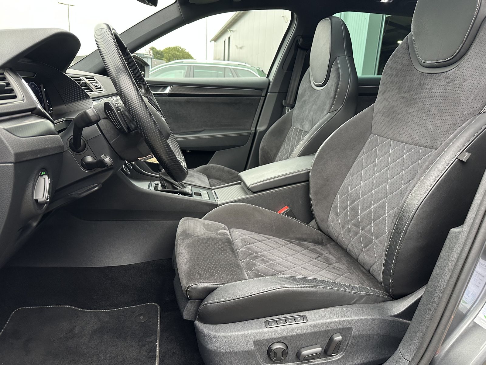 Fahrzeugabbildung SKODA Superb Combi 2.0 TDI DSG Sportline NAV+LED+PANO