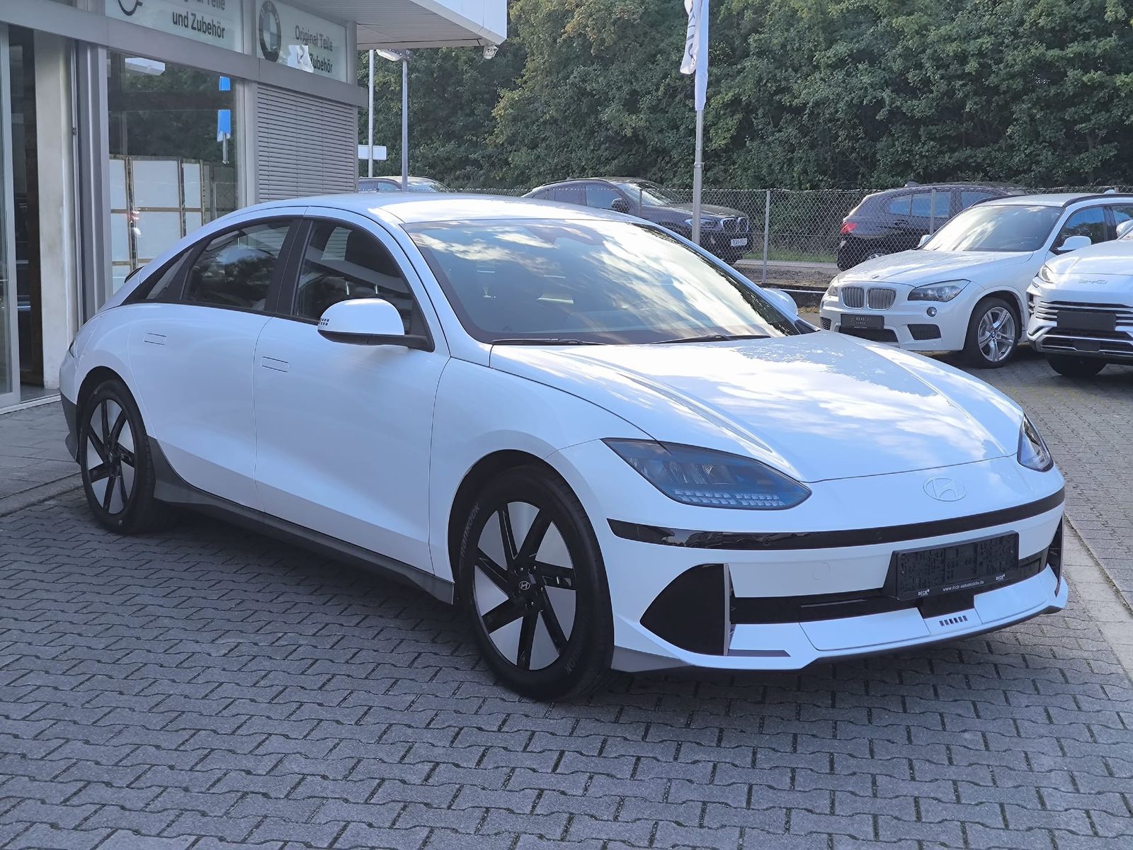 Fahrzeugabbildung Hyundai Ioniq 6 2WD NAVI+LED+SHZ+KAMERA+DAB+PDC+ACC+18"+