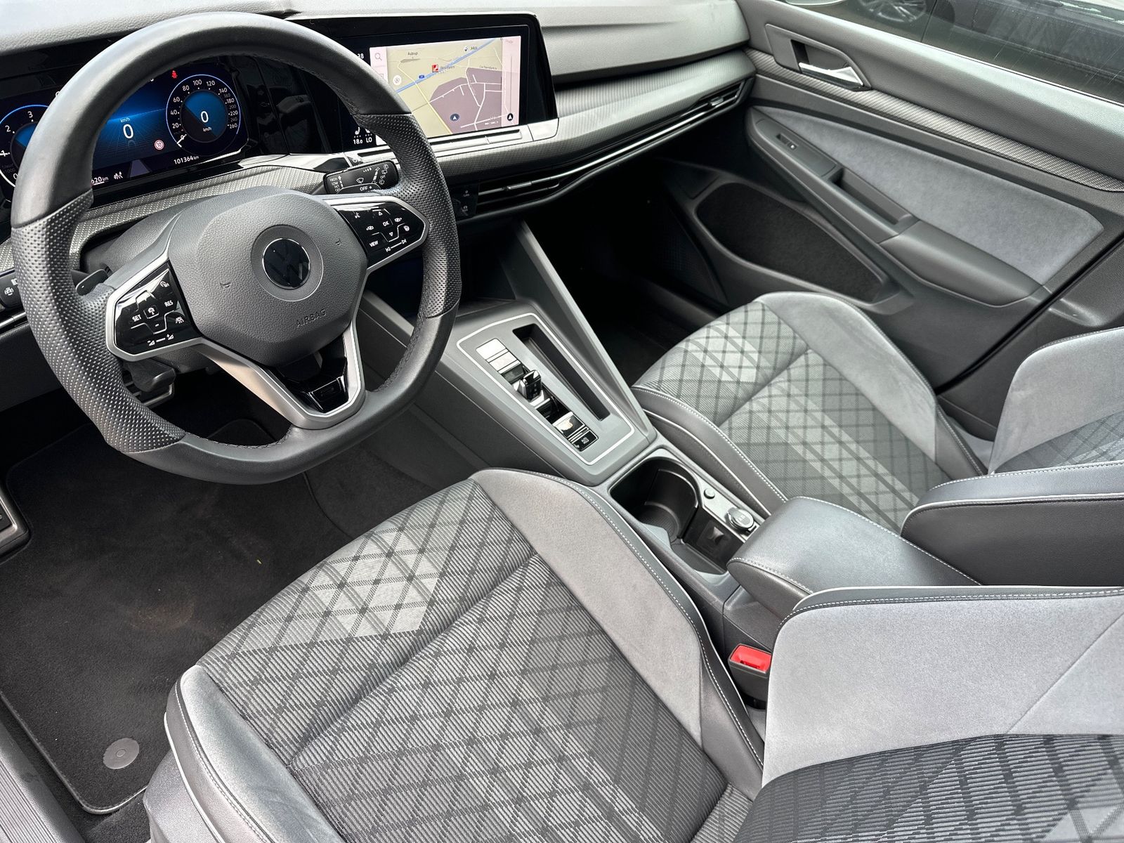Fahrzeugabbildung Volkswagen Golf Variant 2.0 TDI DSG R-Line NAV+LED+AHK