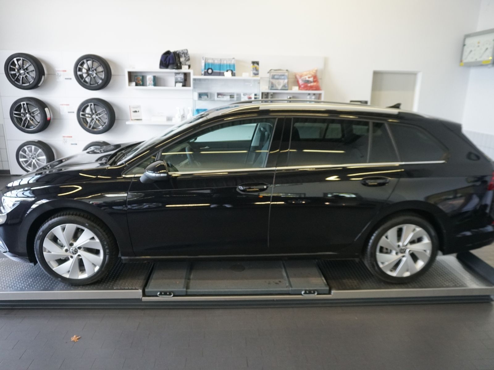 Fahrzeugabbildung Volkswagen Golf VIII Variant Style 1.5 eTSI DSG *AHK, LED,