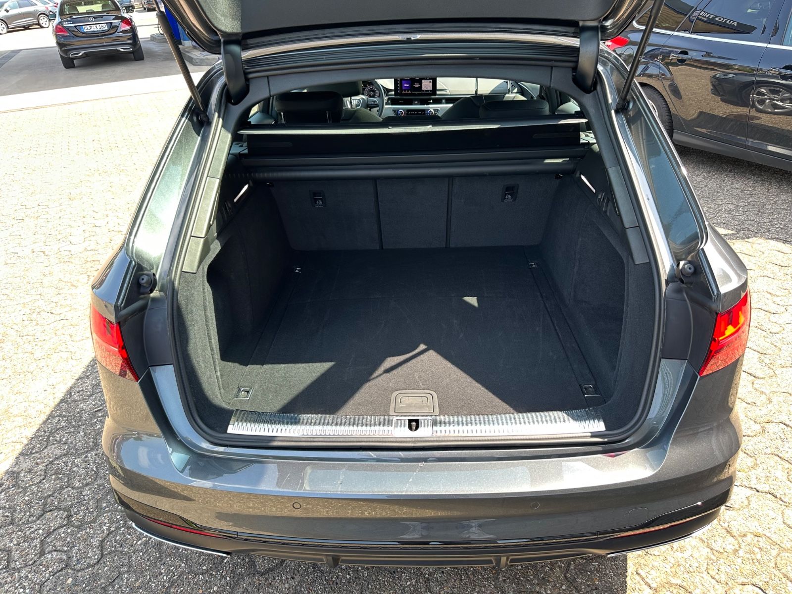 Fahrzeugabbildung Audi A4 Avant 40 TDI S line S-Tron Pano/Navi/GRA/LED