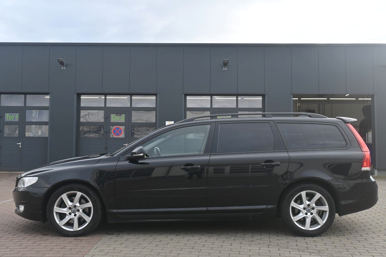 Fahrzeugabbildung Volvo V70 Kombi D3 DPF Black Edition*NAV*TEMP*Mietkauf