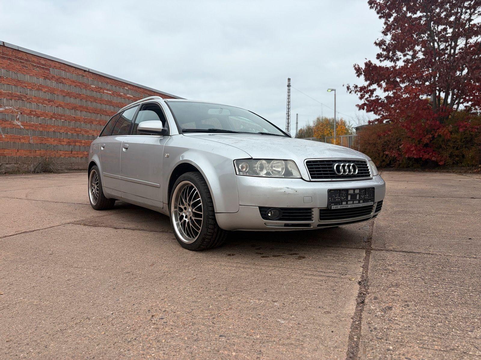 Audi A4 2004 — салон