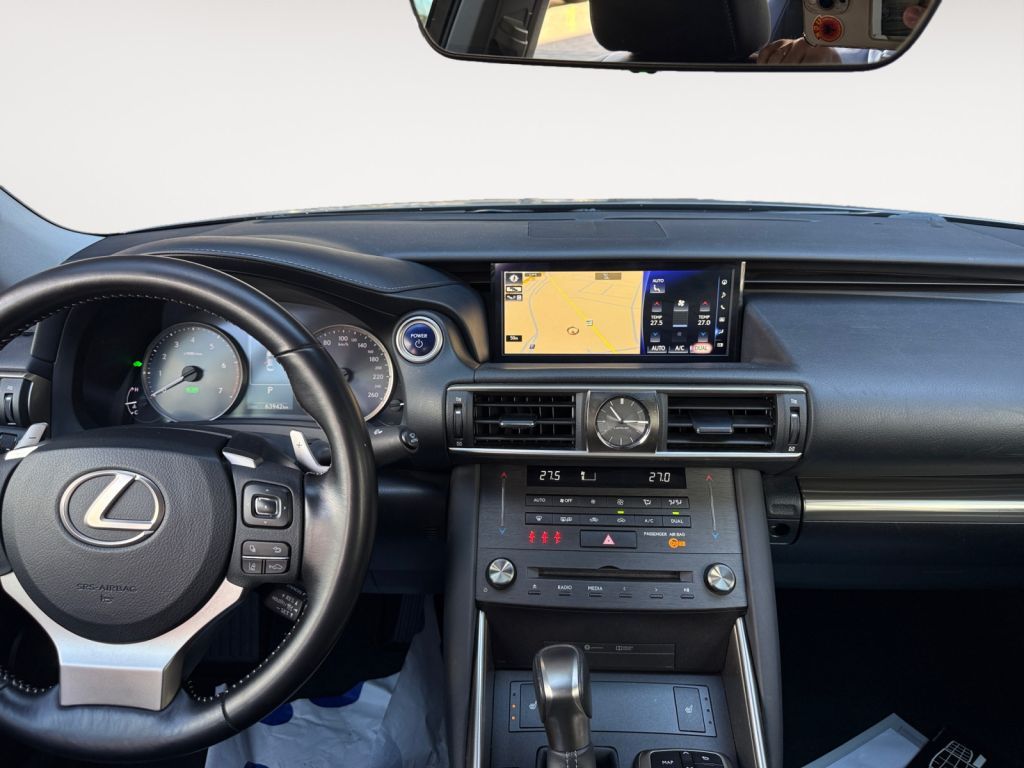Fahrzeugabbildung Lexus IS 300h Executive Line
