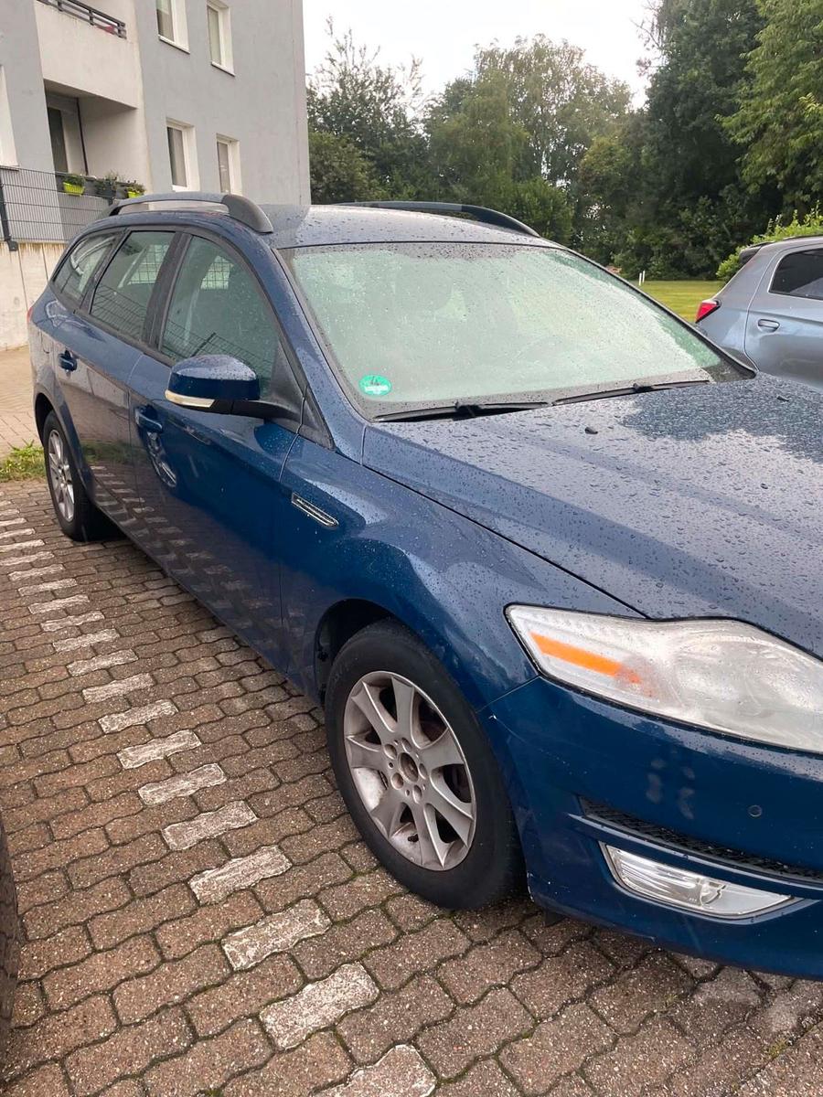 Ford Mondeo 2010 — rear view