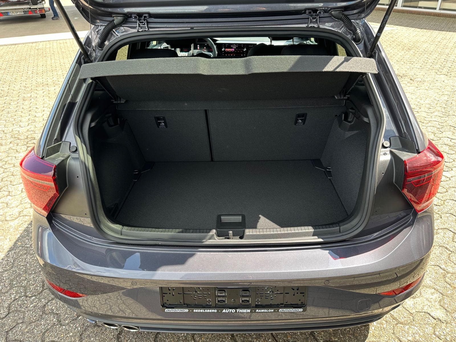 Fahrzeugabbildung Volkswagen Polo GTI 2.0 TSI DSG Navi/ACC/Matrix/IQ/SHZG/18"