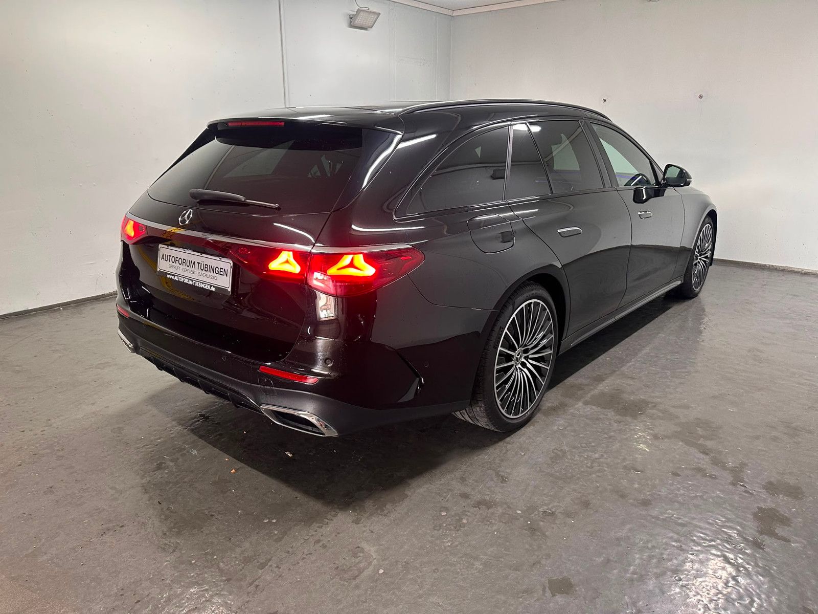 Fahrzeugabbildung Mercedes-Benz E 220 d 4MATIC T *AMG-LINE ADVANCED*PANO*KEYGO*