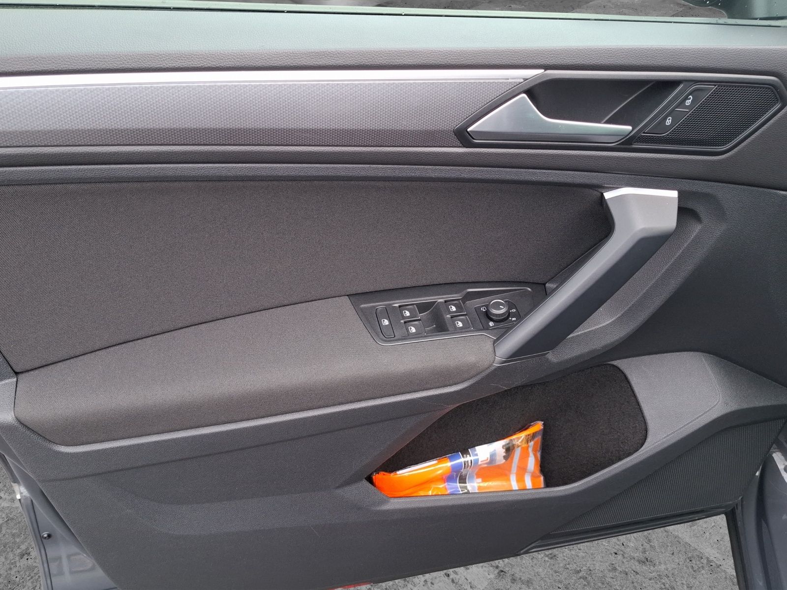 Fahrzeugabbildung Volkswagen Tiguan TSI Active DSG LED Navi ACC RFK SH 18"