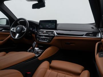 Fahrzeugabbildung BMW 520d xD Tour M Sport HI-FI M Sportfahrwerk