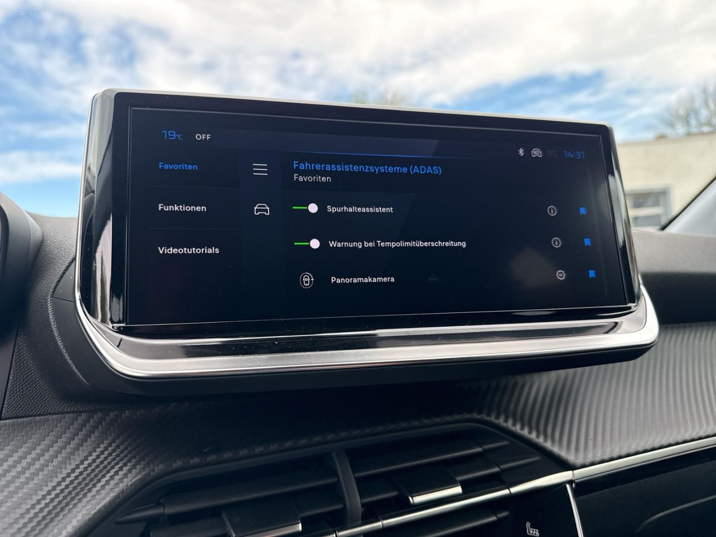 Peugeot 208 Hybrid Allure 81kW AT Sicht-Navigations-Pake