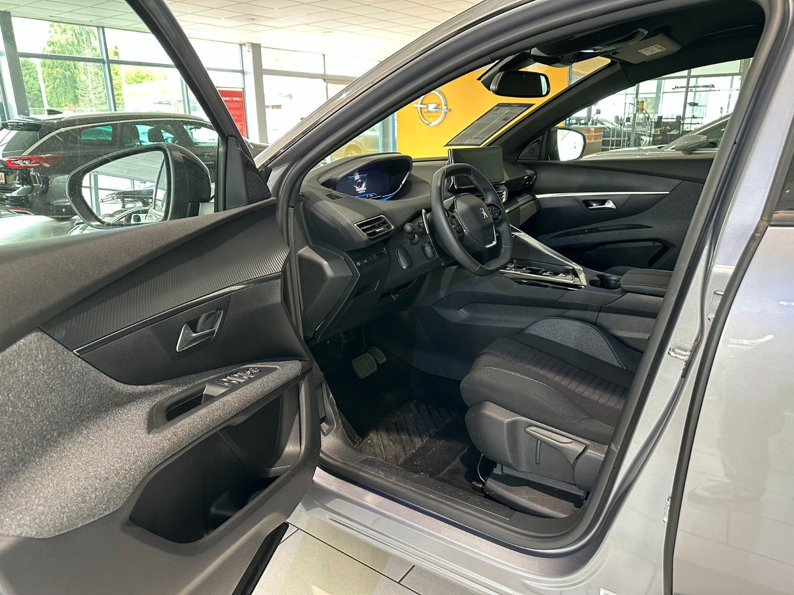 Fahrzeugabbildung Peugeot 5008 Active Pack 1.2T LED/NAVI/PDC/R'CAM/DAB+