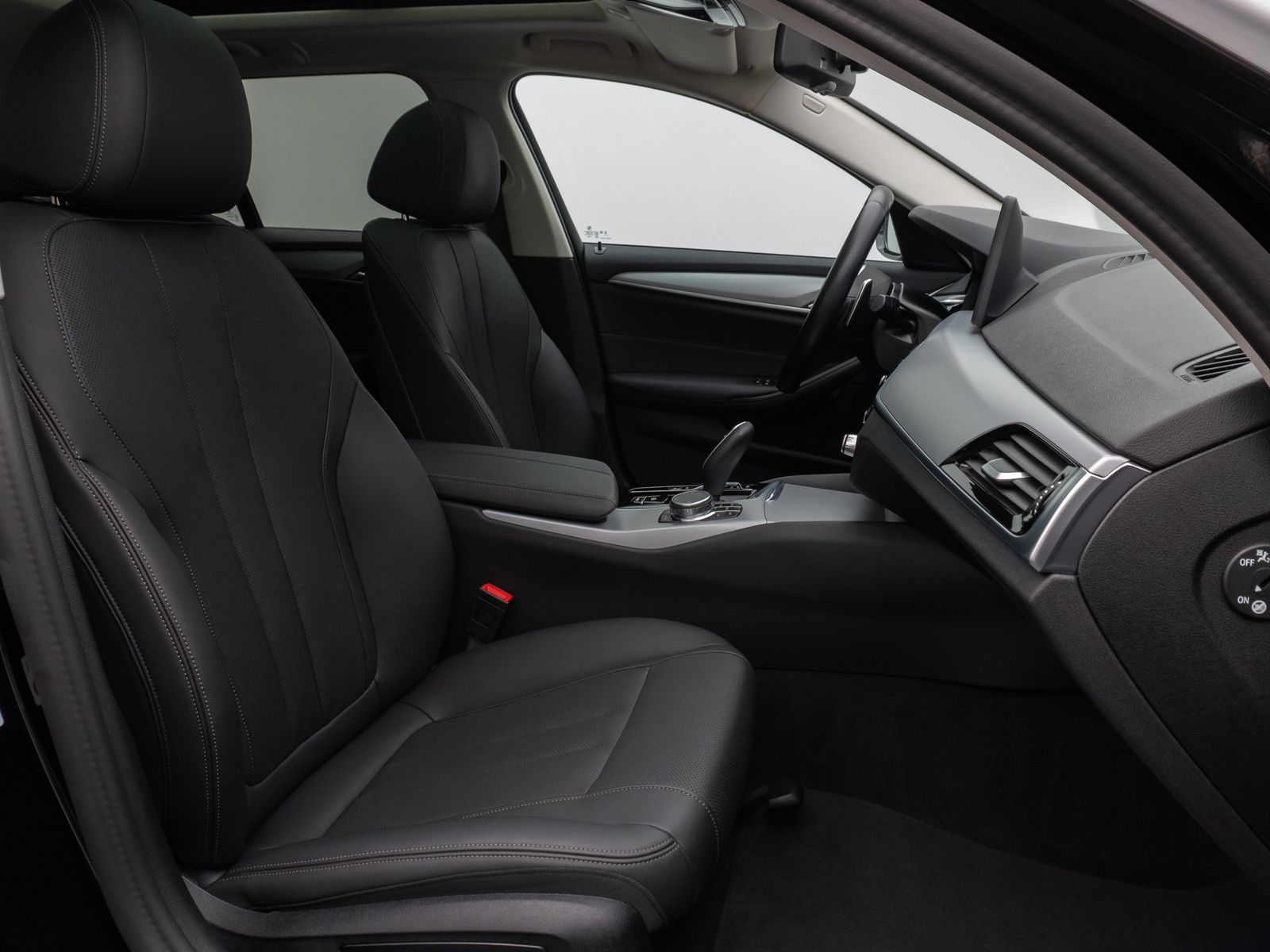 Fahrzeugabbildung BMW 530e Panorama DAB HiFi CockPitPro Alarm PDC LED