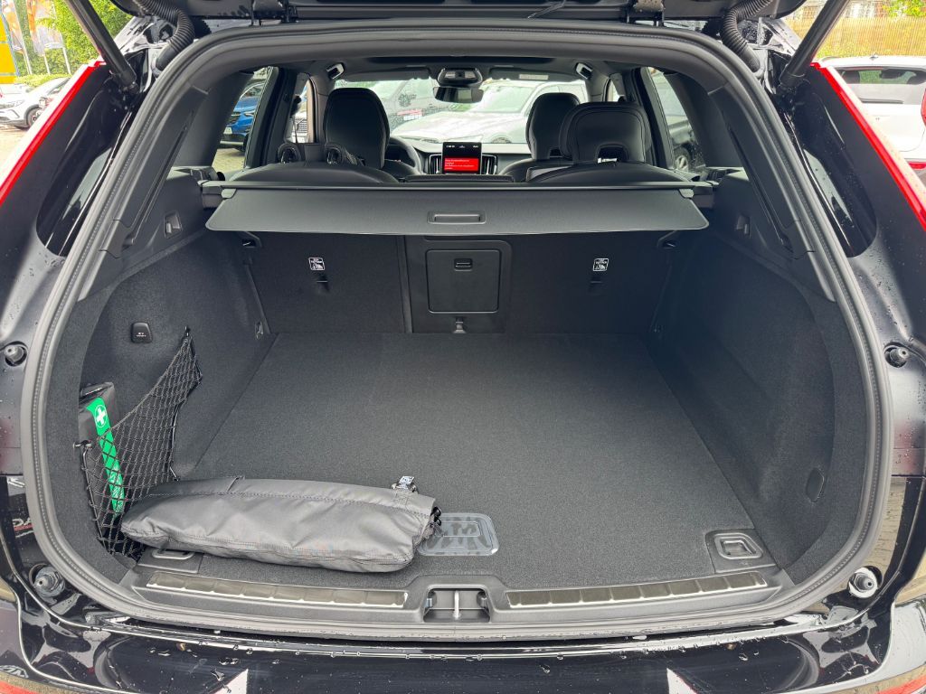 Fahrzeugabbildung Volvo XC60 B5 B AWD Plus Black Edition+Pano+LichtPak
